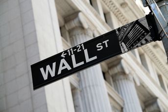 Pay on Wall Street takes a dive