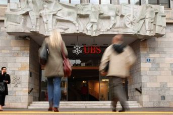 UBS lands two big brokers, loses two managers