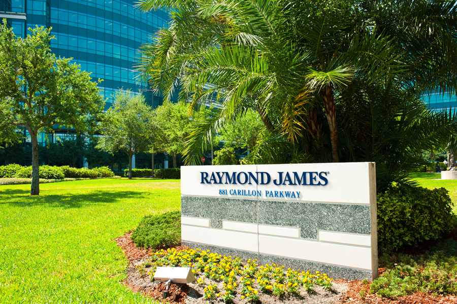 Wells Fargo Team With 800 Million Moves To Raymond James