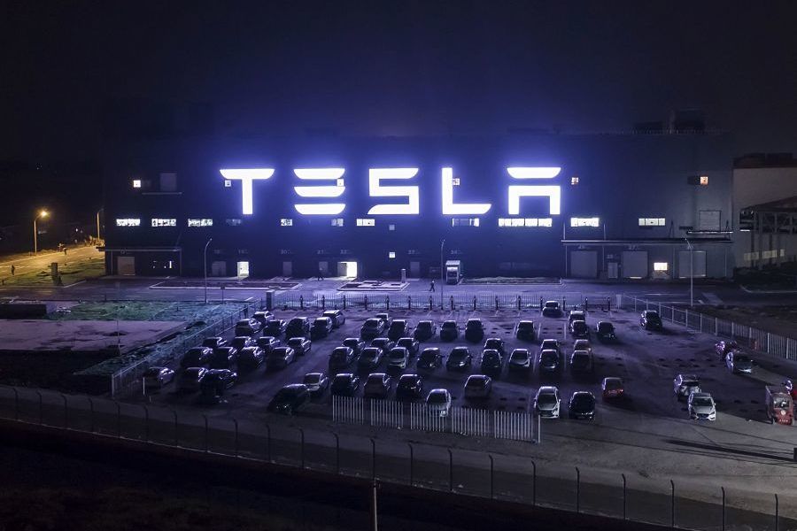 Tesla drifting in ‘no man’s land’ after tanking 43%