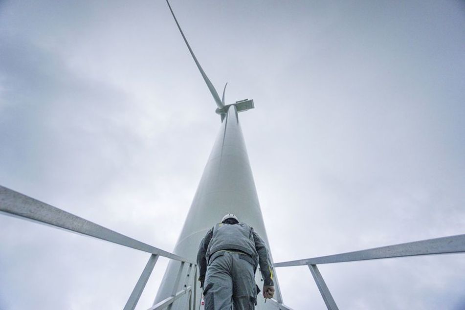 wind-turbine-BlackRock-climate-change-new-ETF-sees-$600M-inflows