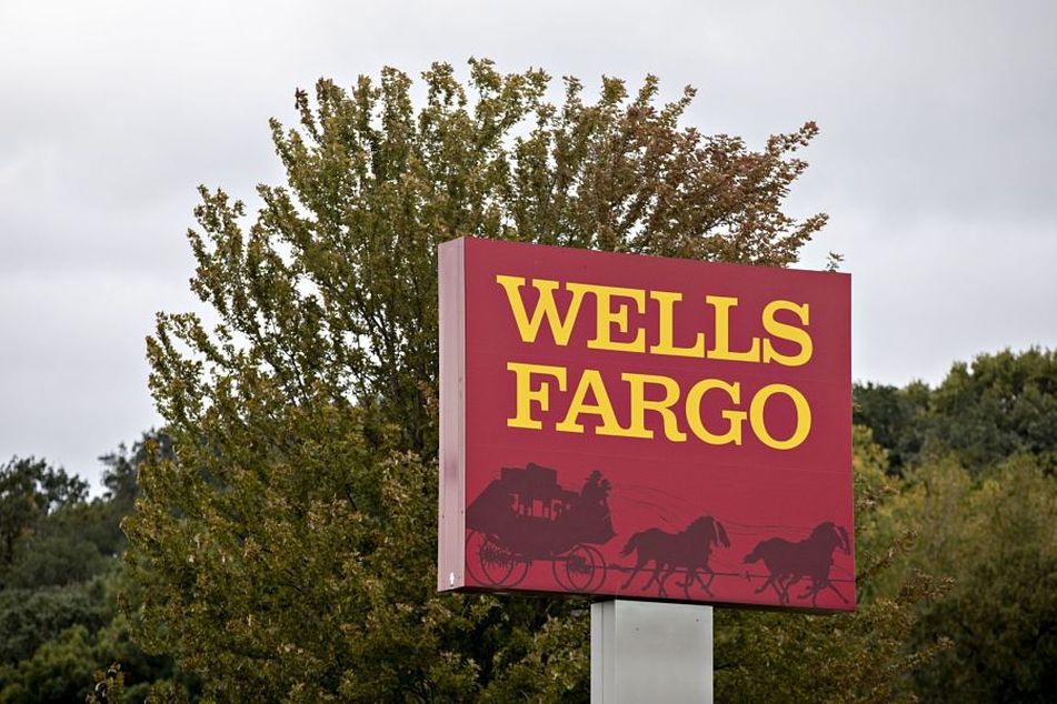 Wells Fargo sign imposes account fee more clients