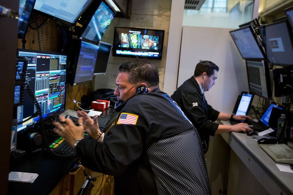 traders at New York Stock Exchange market rout oil