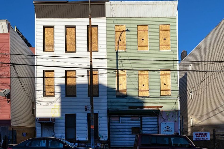 opportunity-zone-boarded-up-row-houses