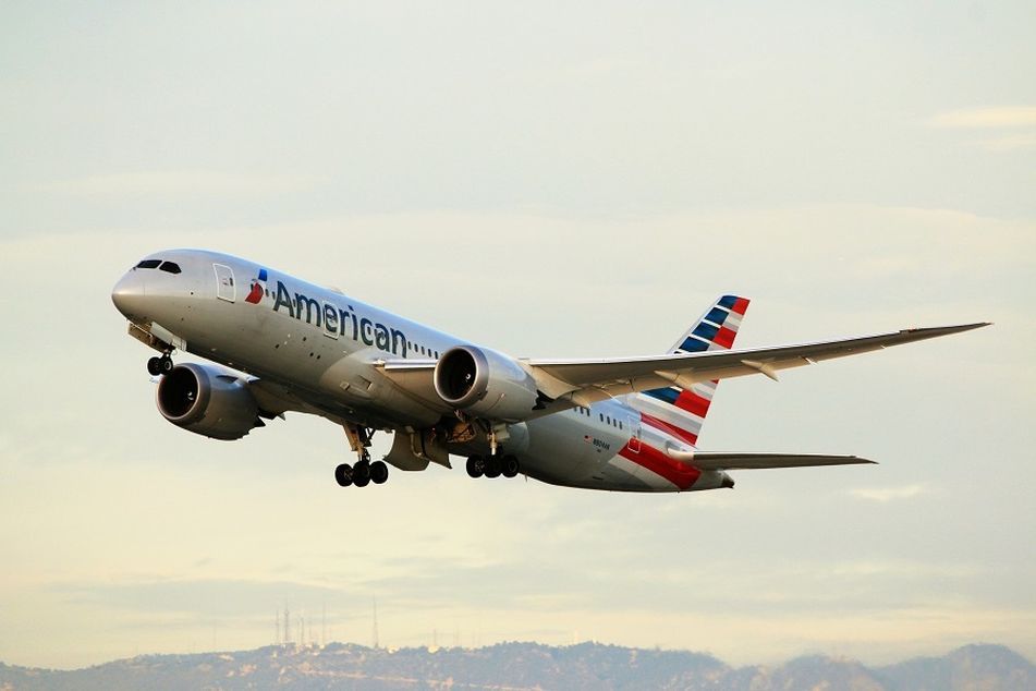 American Airlines Boeing 787-8 Dreamliner taking off at LAX Airport