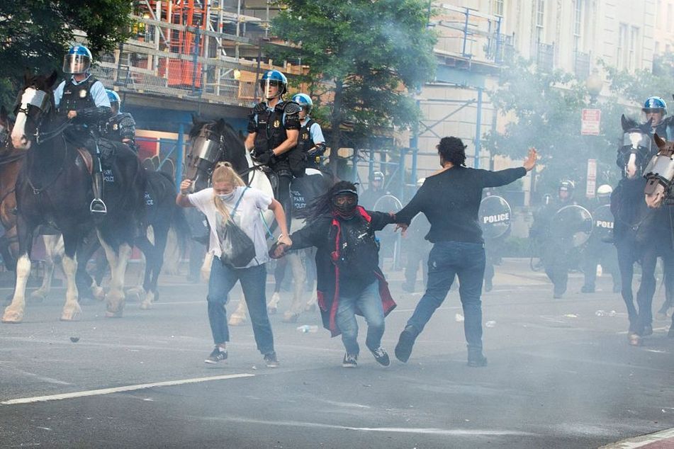 protestors-tear-gas-police