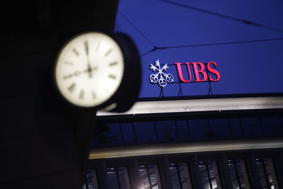 UBS-building-with-clock