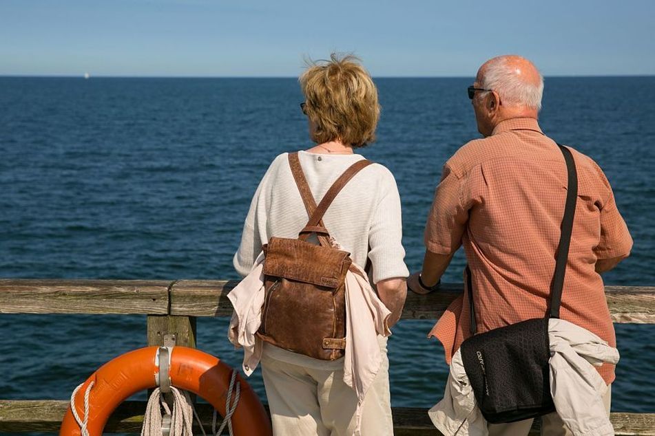 older-couple-by-the-ocean