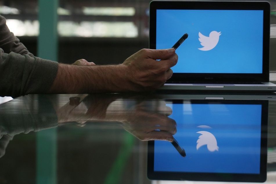 computer-screen-with-Twitter-symbol