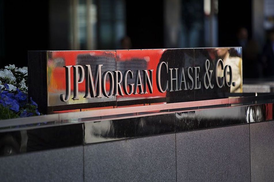 JPMorgan-logo-in-front-of-building