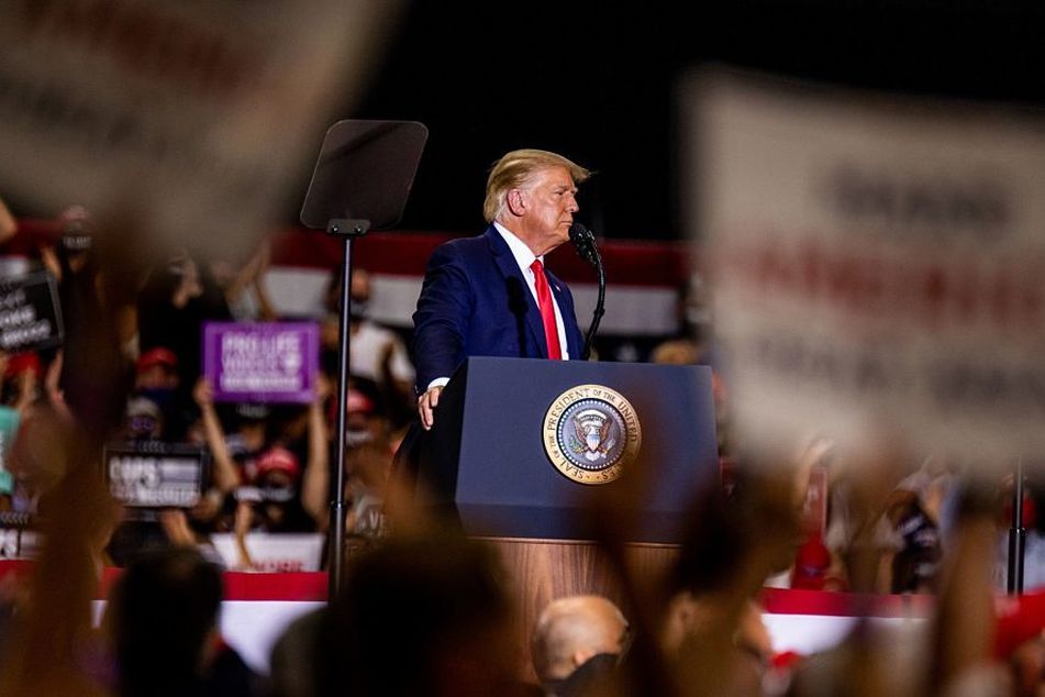 Donald-Trump-at-podium-at-campaign-rally