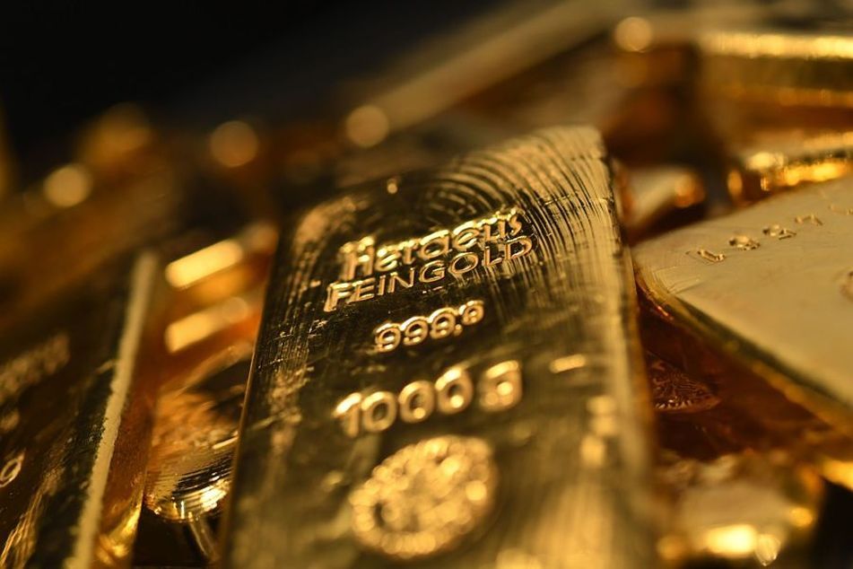 Gold-price-falls-one-month-low