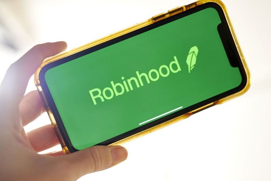 smartphone-showing-Robinhood-green-screen