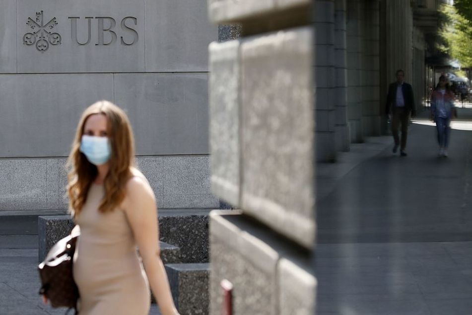 Masked-woman-walking-in-front-of-UBS-building