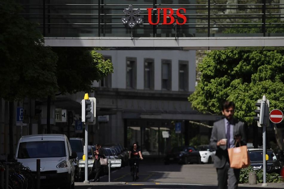 UBS-building-with-cars-pedestrian