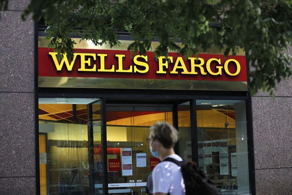 Wells-Fargo-to-freeze-raises-for-high-earners
