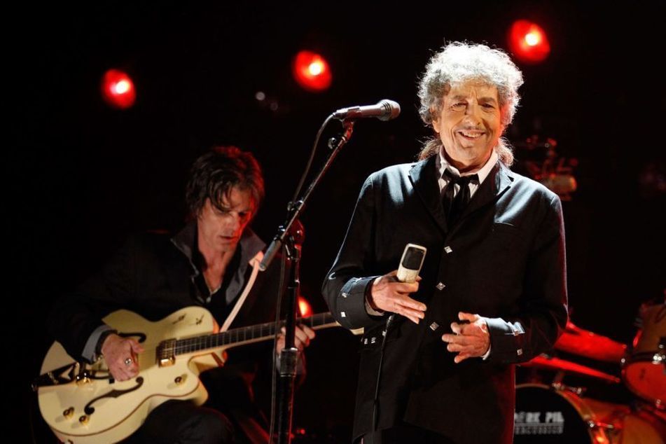 Bob-dylan-performing-on-stage