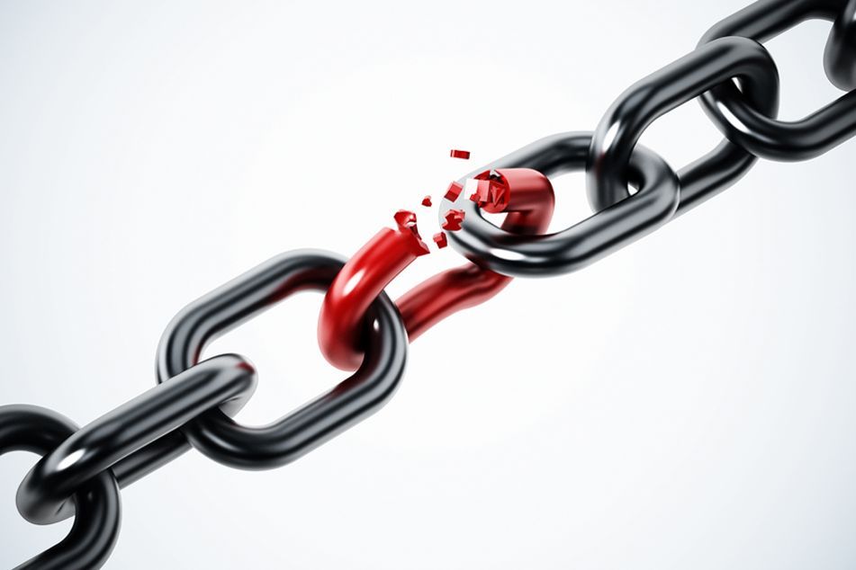 Chain link breaks