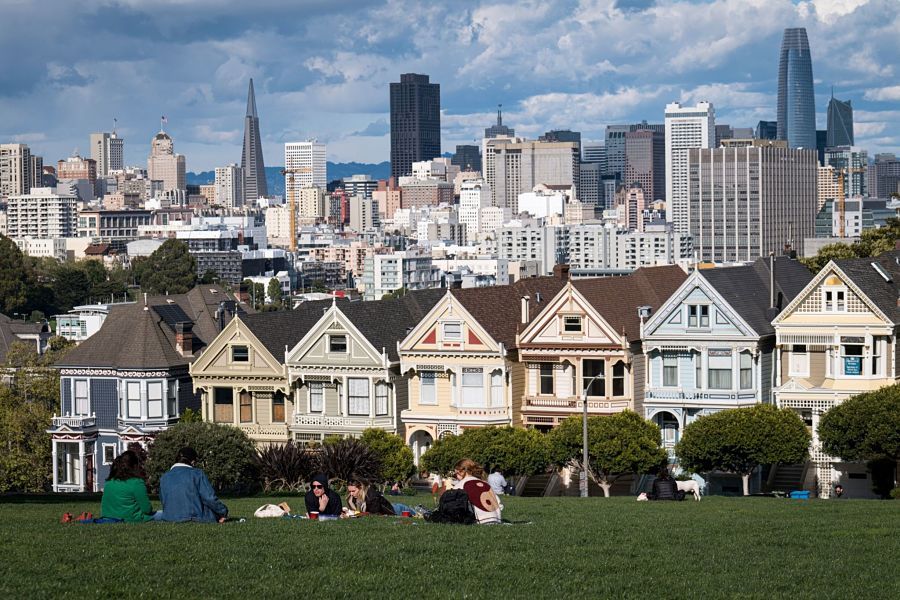 People sit in Alamo Square overlooking the city skyline in San Francisco, California, U.S., on Thursday, March 26, 2020. Governor Newsom on March 19 ordered that all of the state's 40 million residents go into home isolation while saying outdoor activity is permissible with proper social distancing. Several parks reported a surge in visitors over the weekend from people wanting to get out of the house. Photographer: David Paul Morris/Bloomberg