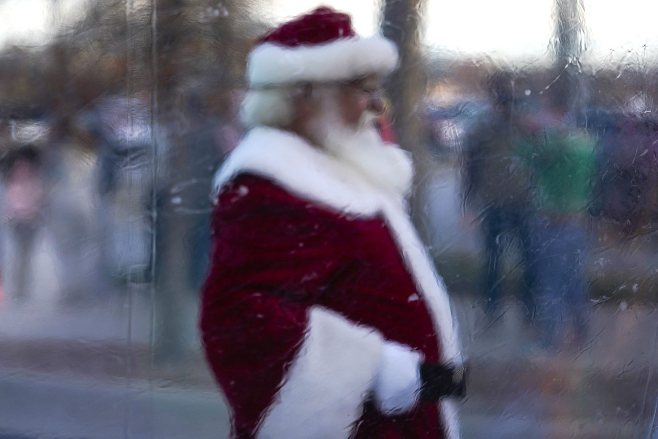 A performer dressed as Santa Claus greets a children from inside a bubble during the Lights on Broadway event in Oklahoma City, Oklahoma, U.S., on Saturday, Dec. 5, 2020. With Covid cases rising in the U.S., the job of playing Santa has pivoted for health safety. Photographer: Nick Oxford/Bloomberg