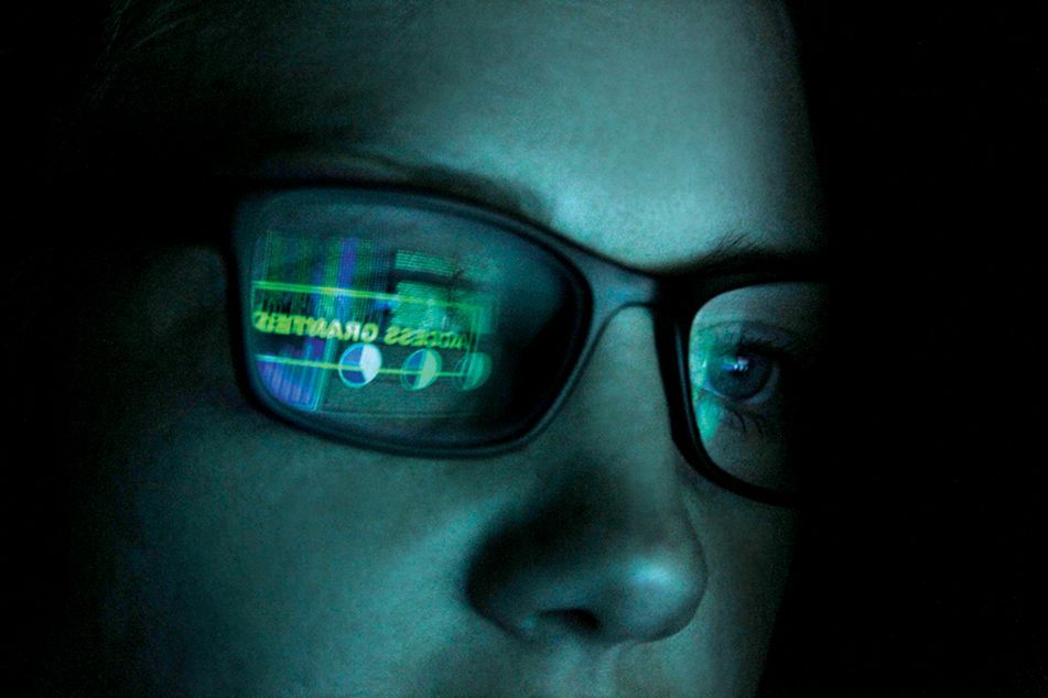 woman-wearing-glasses-reflecting-computer-screen-cybersecurity-hackers-threat