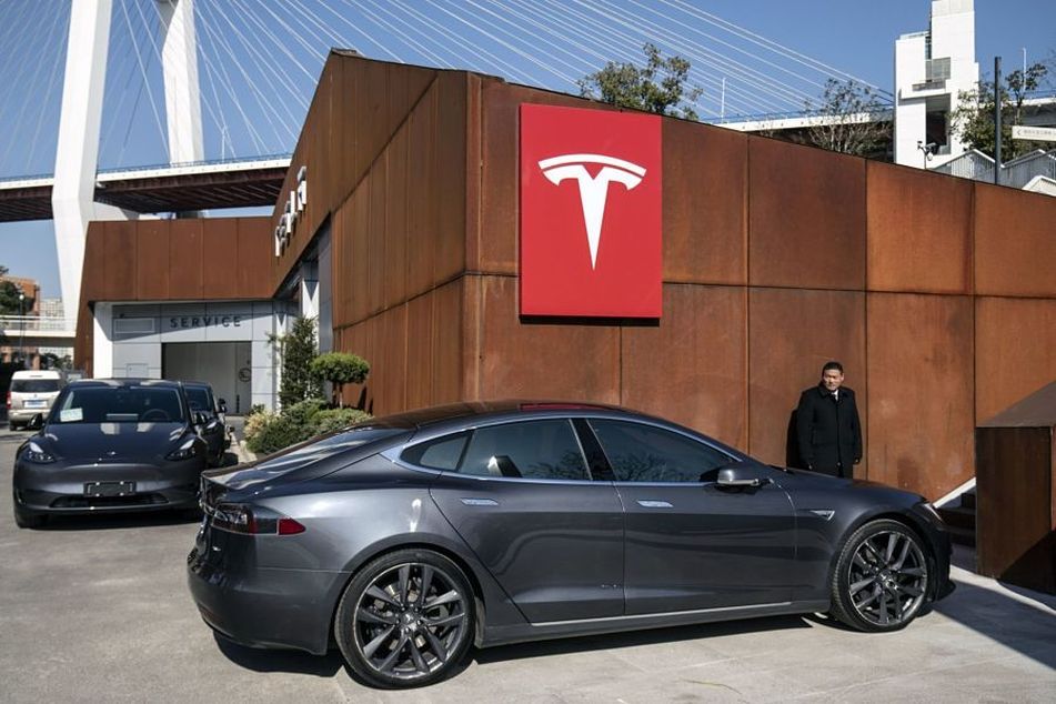Tesla 401(k) generosity matches its car's emissions: Zero