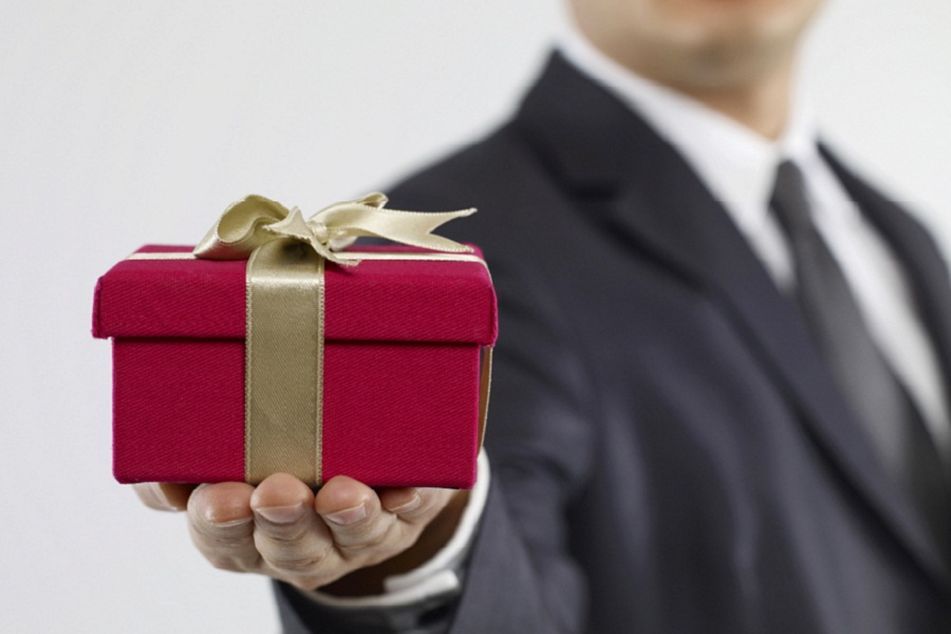 5 ideas for holiday gifts for clients - InvestmentNews